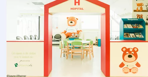 Toudou rassure les patients à l'Hôpital Necker - Enfants malades à Paris